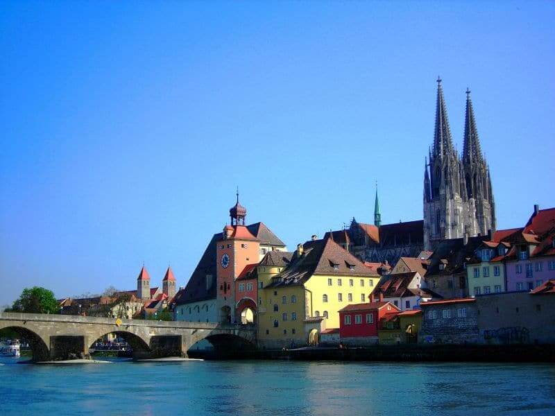 Gründung des Übersetzungsbüros Frhr. Karl von Teuffenbach; Expansion und Bezug größerer Büroräume in der Von-der-Tann-Straße im Osten der Regensburger Altstadt.